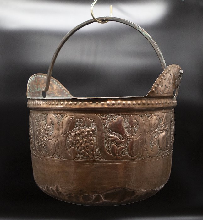 Präglad och mejlad kopparskopa för hand (1) - Barock - Koppar - Andra hälften av 1600-talet