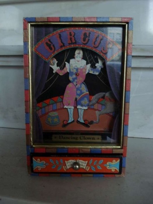 Koji Mural, Automatische houten  muziek doos -  Pierrot de Pierre - circus dancing clown, - opwindbare muziekdoos - 1970-1979 - Japan