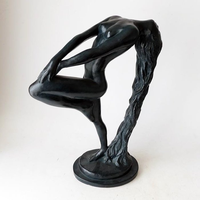 Klara Server - Austin Productions - Skulptur af en kvinde (1) - Samtidskunst - gips
