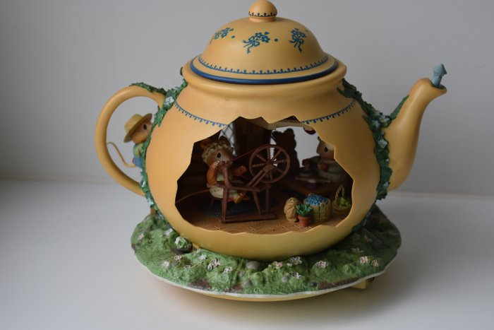ENESCO - Beautiful music box - teapot bungalow - with movement, music and lighting (1) - plastic resin