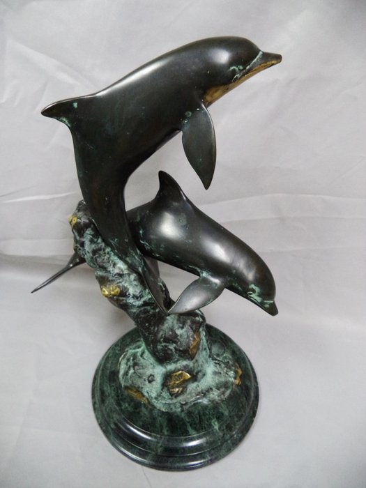 Bronzen beeld van Dolfijnen op marmeren sokkel. – Brons, Marmer