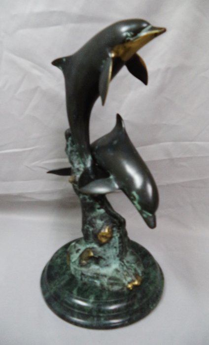 Bronzen beeld van Dolfijnen op marmeren sokkel. – Brons, Marmer
