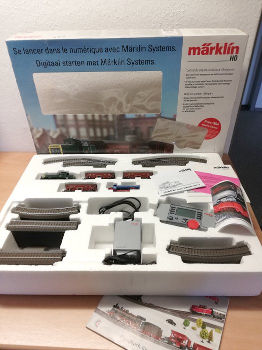 Märklin H0 – 29524 – Treinset – Startset met Serie 260 en 3 onderlossers, C-Rail en Mobile Station – NMBS, SNCB