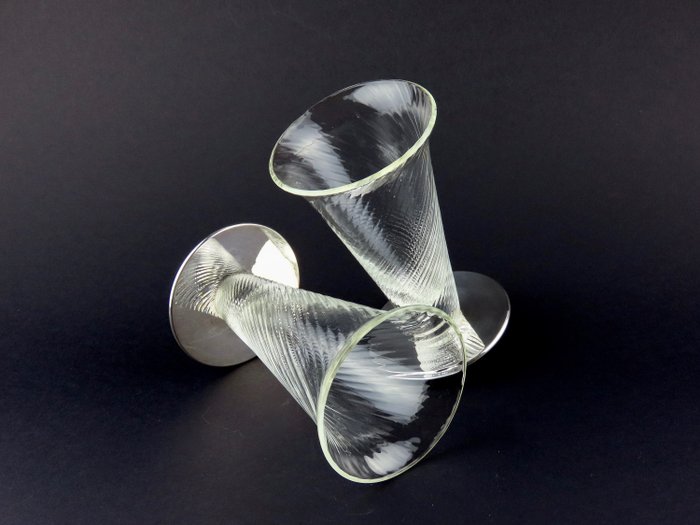 Borek Sipek & David Palterer – Ajeto voor Alterego Glas – Novy Bor – ‘Rocking glass’ op verzilverde voet – Kristal
