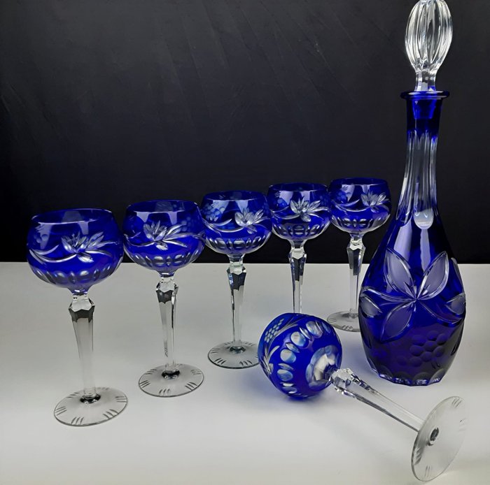 Lausitzer - Cobalt blue crystal stemware and bottle set. - Catawiki