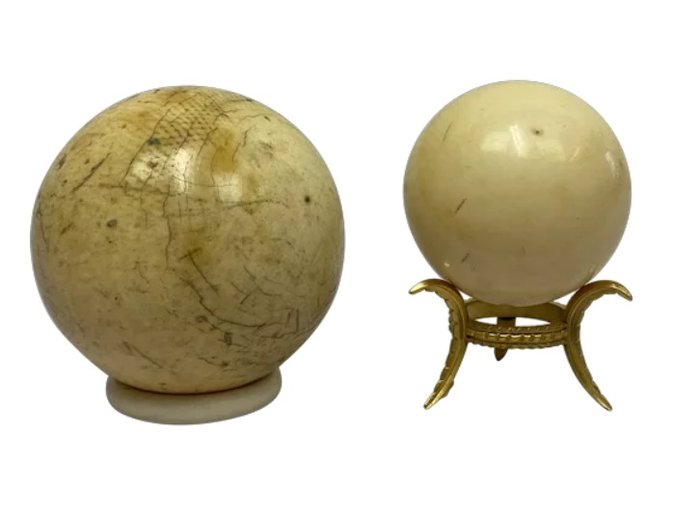 Twee ivoren (biljart) ballen + certificaat  - Ivoor - Circa 1890