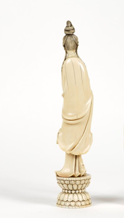 Beeld – Ivoor – Guanyin – A Finely Carved Ivory Figure of Guanyin Standing on a Lotus-Shaped Bases, H-33 cm. 19th century – China – Qing Dynastie (1644-1911)