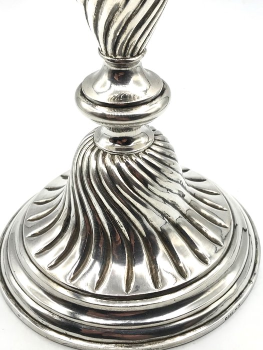 Zeer grote, zware handgemaakte zilveren Kandelaar. – Zilver – D.Aubert Den Haag – Nederland – Begin 20e eeuw