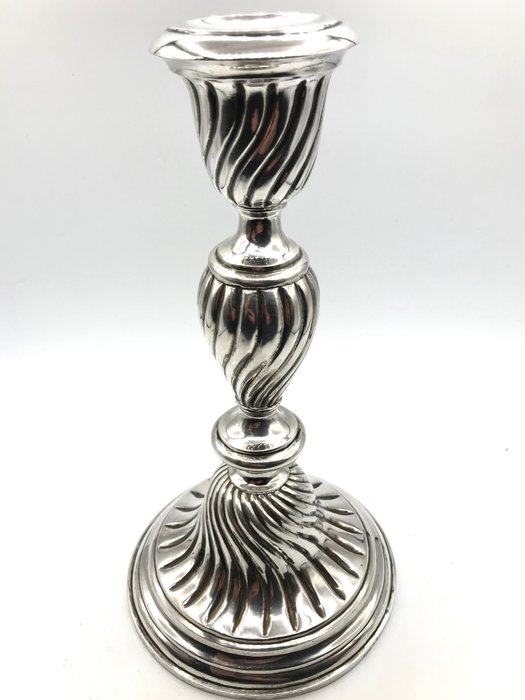Zeer grote, zware handgemaakte zilveren Kandelaar. – Zilver – D.Aubert Den Haag – Nederland – Begin 20e eeuw