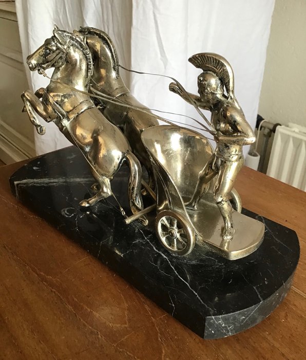 Estatua de caballero gladiador romano con carro y caballos sobre base de mármol - Mármol plateado metal