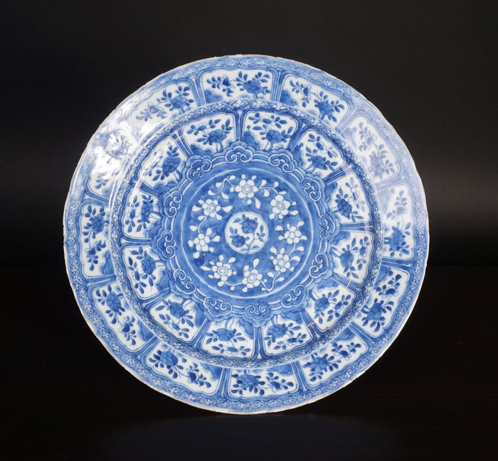large blue and white antique Chinese plate with flowers in - Catawiki
