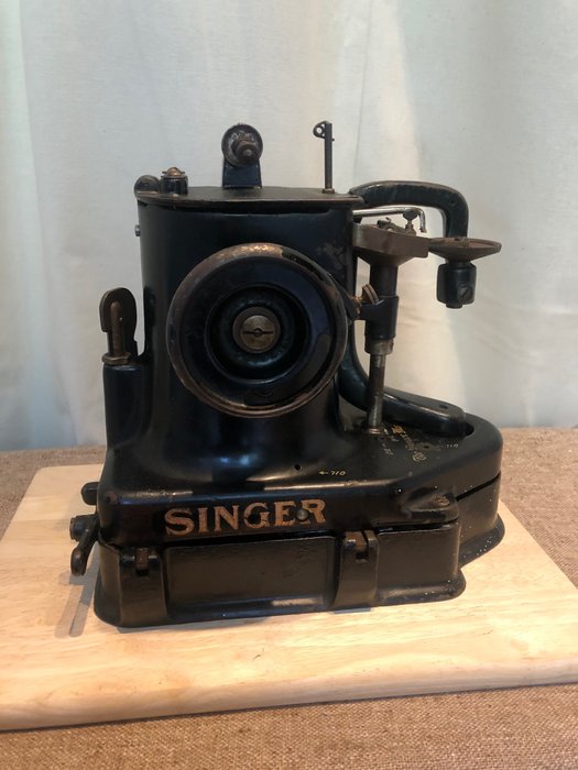 Singer 46K49 – Een zeldzaam industriële naaimachine voor leder handschoenen, 1920s- IJzer (gegoten/gesmeed)