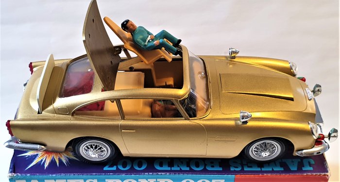 ASTON MARTIN DB5 STUNT CAR.. Tin Toy 1960's Daya-Japan mech. no 007 James Bond 
