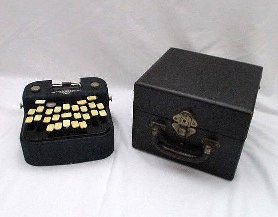 Tachotype Stenomachine – Een stenomachine, 1940s – compleet met koffer – metaal