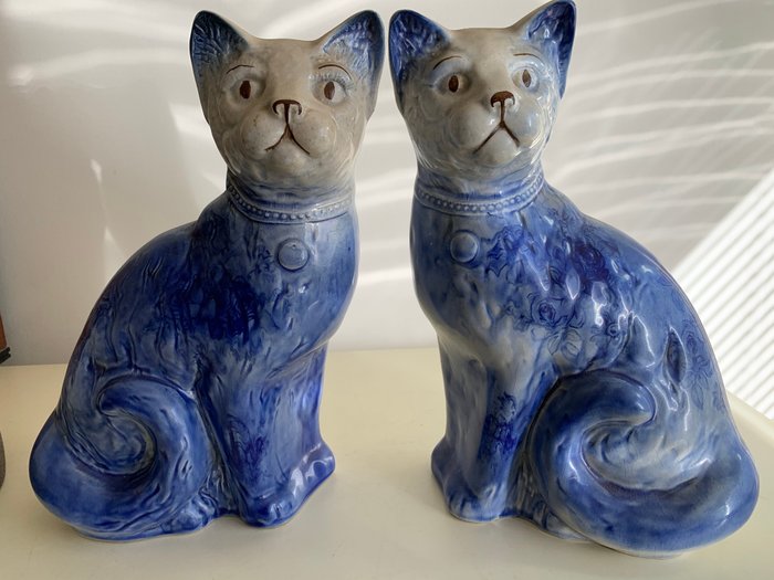 Arthur Wood - Pareja de gatos pintados a mano con diseño floral azul y blanco. - Loza de barro