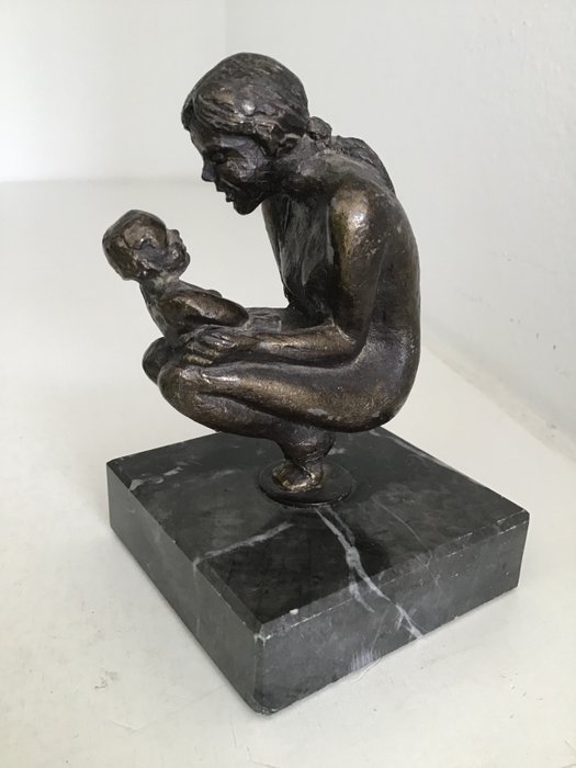 Corry Ammerlaan van Niekerk – Artihove – Sculptuur “ Moeder en kind “ – alloy