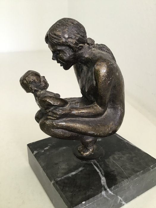 Corry Ammerlaan van Niekerk – Artihove – Sculptuur “ Moeder en kind “ – alloy