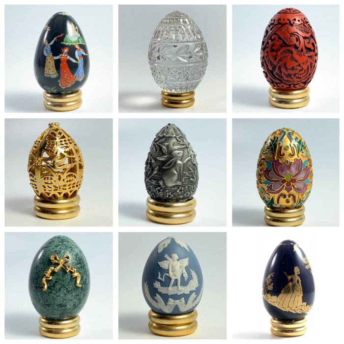 Lot de deux œufs en porcelaine et métal doré, de style Fabergé