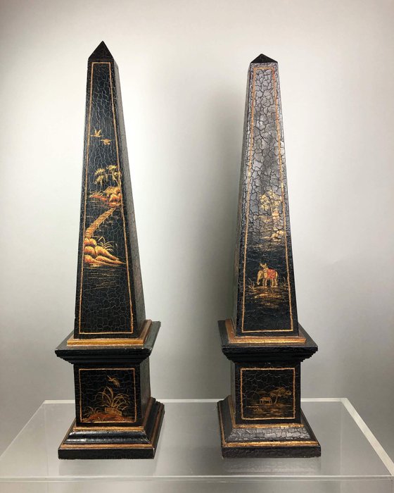 Een paar grote obelisk - verguld hout handgeschilderd - 83 cm