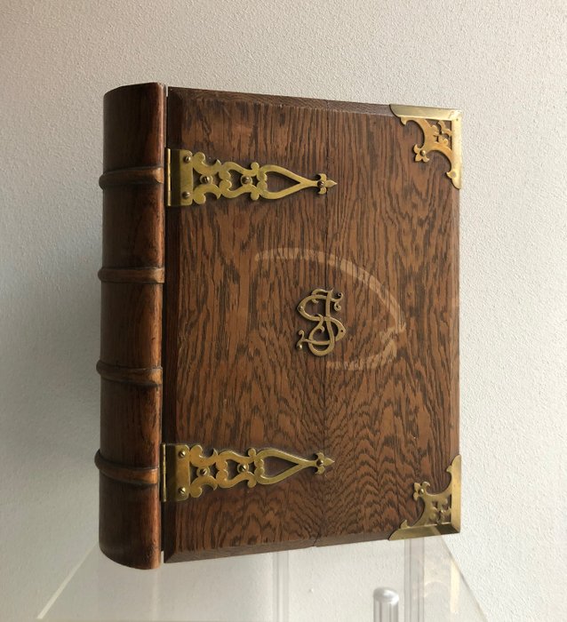 Drewniana książka z tajnym schowkiem - Drewno, Mosiądz