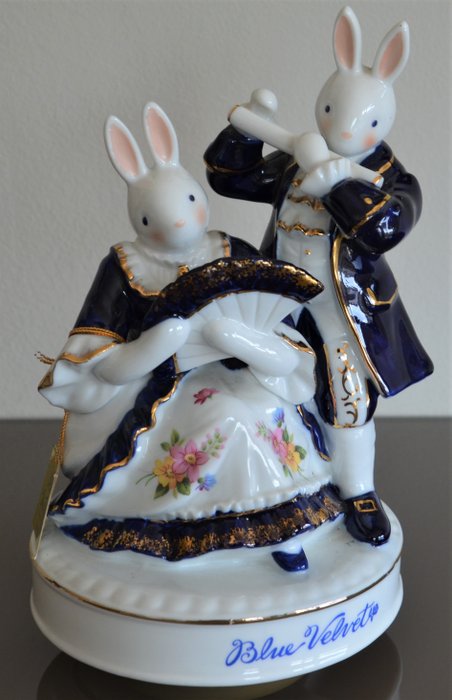 Alte Spieluhr mit einem Paar Kaninchen - 1987 Blue Velvet, Sekiguchi - Porzellan, Kunststoff