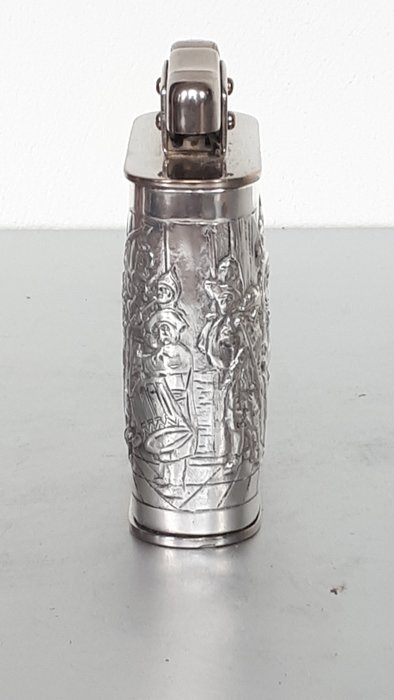 Antieke grote benzine tafel aansteker in zilveren houder met motief van De Nachtwacht