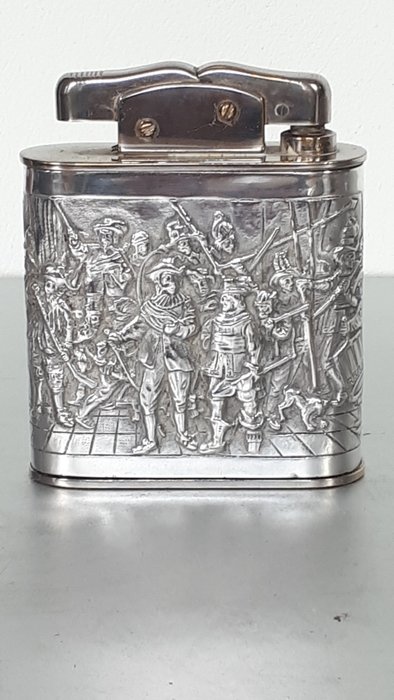 Antikes großes Benzintischfeuerzeug in einem silbernen Halter mit einem Motiv von De Nachtwacht
