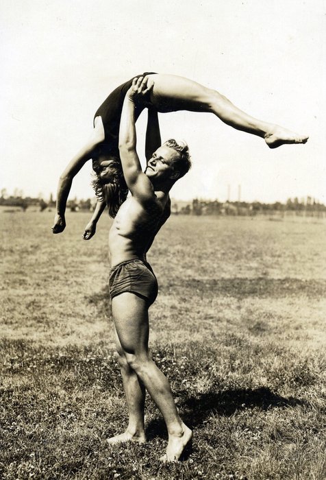 Gerhard Riebicke (1878-1957) Junger nackter Mann trägt nackte Frau ins Wass...