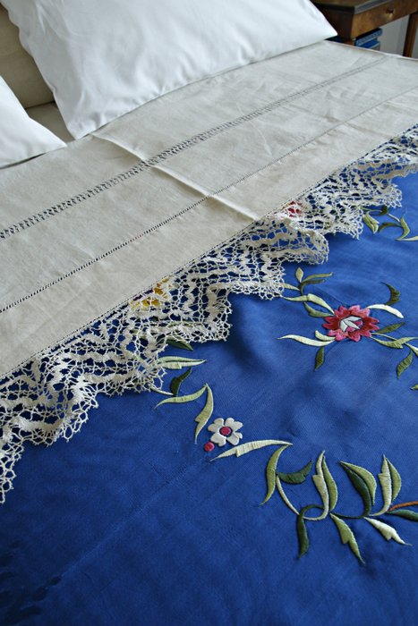 Gammelt silke sengetæppe fra Manila, stort blomsterbroderi. - Dybblå damast silke. - midten af det 19. århundrede