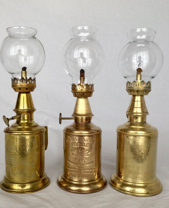 Três candeeiros franceses antigos "Lampe Pigeon, Lampe Olympe & Lampe Abeille" - Feito de latão, com óculos de vento antigos originais, por volta de 1900 na França