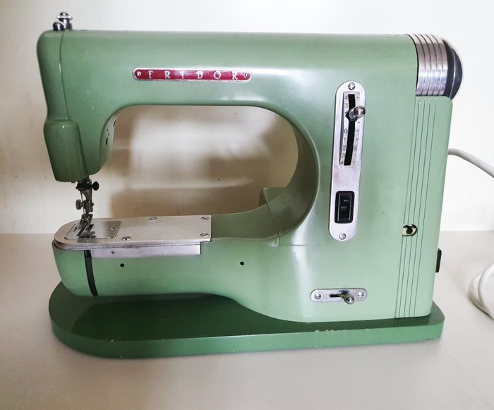 Fridor Stitchmaster - 1950年代帶原裝盒的縫紉機，包括手冊和其他配件 - 木, 鋼（不銹鋼）, 鉻