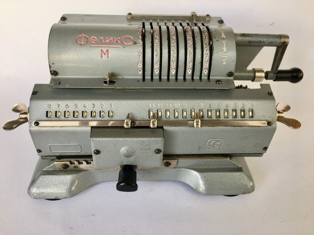 Aritmómetro - Máquina de cálculo mecánico "FELIX - M" - metal