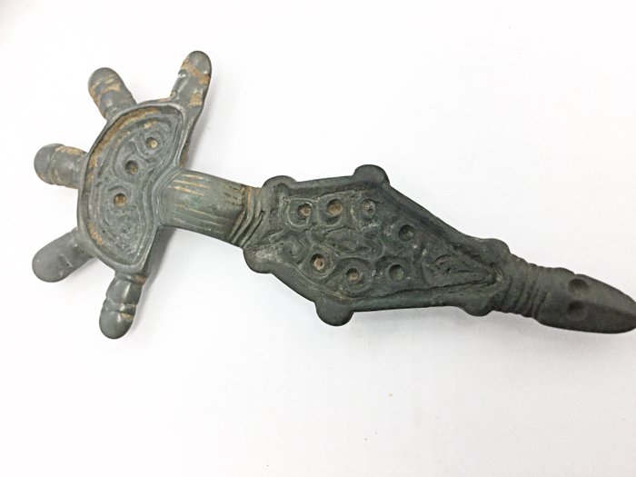 Middeleeuws Brons Migratieperiode, Germaanse stamMassieve Ostrogotische Zoomorphic Bronze Fibula rijkelijk vers