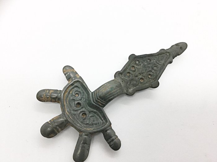 Middeleeuws Brons Migratieperiode, Germaanse stamMassieve Ostrogotische Zoomorphic Bronze Fibula rijkelijk vers