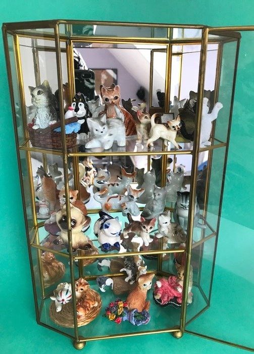 Vitrine vintage avec collection de miniatures pour chats (21