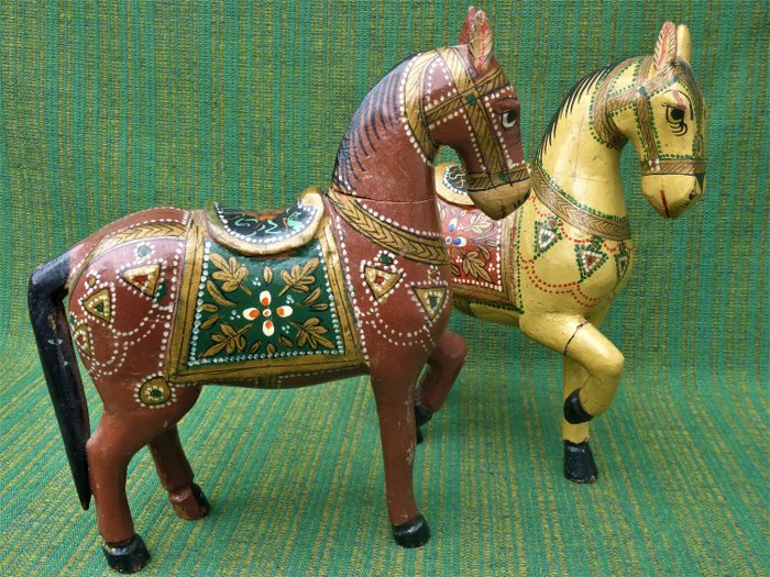 Två handgjorda Rajasthani bröllopshästar - trä