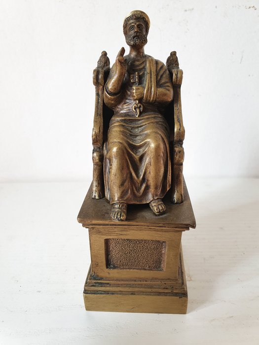 Skulptur "St. Peter mit Schlüssel auf dem Thron sitzend" - Bronze - Ende des 19. Jahrhunderts