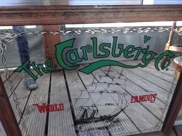 Carlsberg - Carlsberg Beer, Oglindă publicitară mare - Sticlă în masă din lemn