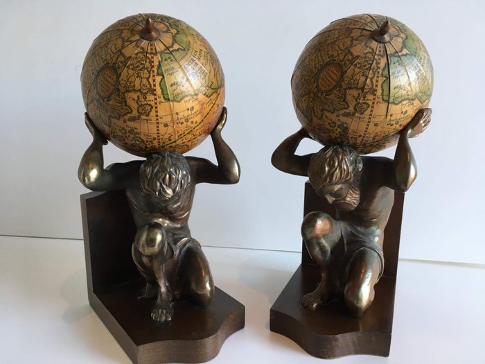 Boekensteunen Atlas draagt wereldbol – Hout, Papier, Zamak