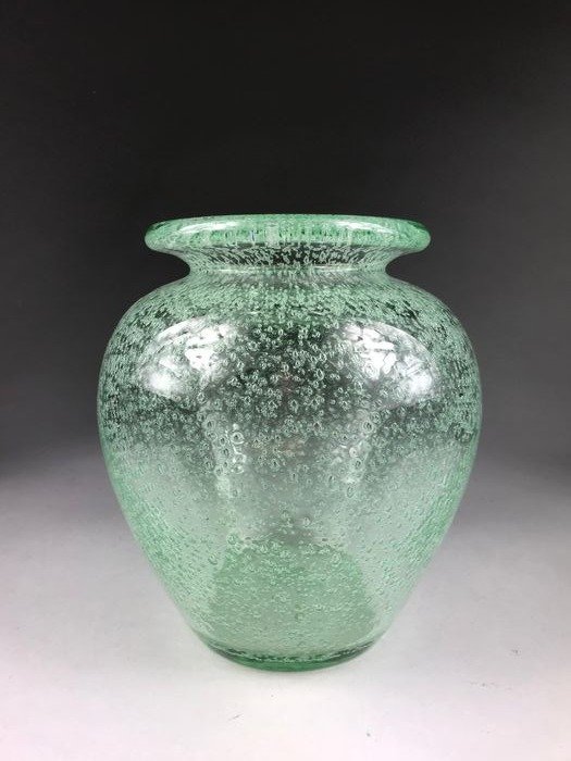 Signed: Daum Nancy France - Green vase with air bubbles