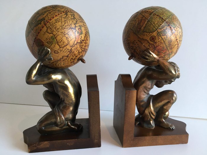 Boekensteunen Atlas draagt wereldbol – Hout, Papier, Zamak