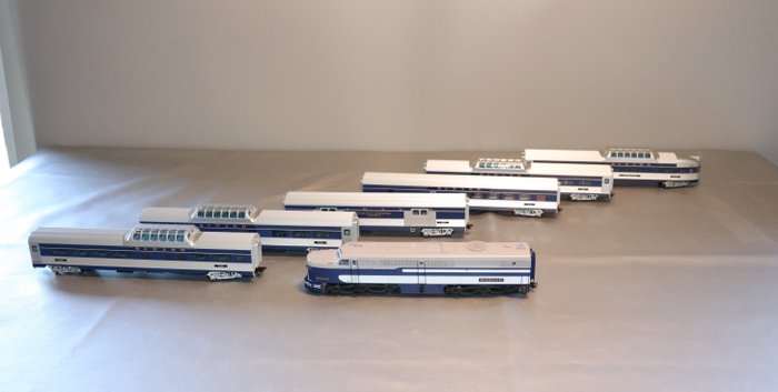 Märklin H0 – 26490 – Treinstel – Zware diesellocomotief AlcoPA-1 met 6 streamliner sneltrein rijtuigen – Wabash