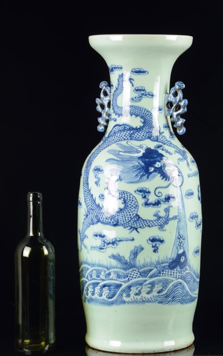 Suuri kiinalainen maljakko - Blue and white, Celadon - Posliini - Karpit muuttuvat lohikäärmeeksi Dragon Gate -sivulta - Dragon and fish - Kiina - Myöhäinen Qing-dynastia