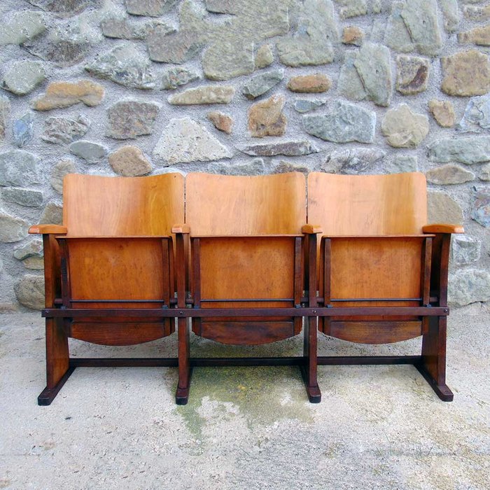 Vintage drewniane rozkładane krzesła kinowe. Rząd trzech sesji.