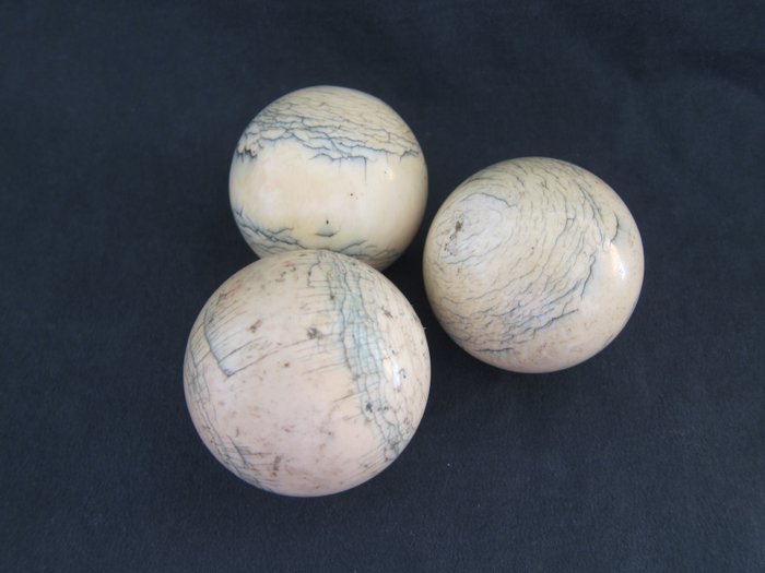 3 samenhorende ivoren biljartballen + certificaat – Ivoor- Ivoor – Eind 19e eeuw