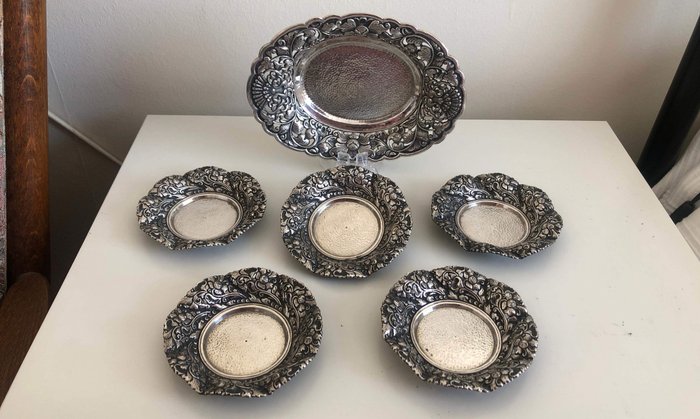 Zilveren Bonbon schaal & presente borden – Djokja (6) – .800 zilver – Indonesië – Eerste helft 20e eeuw