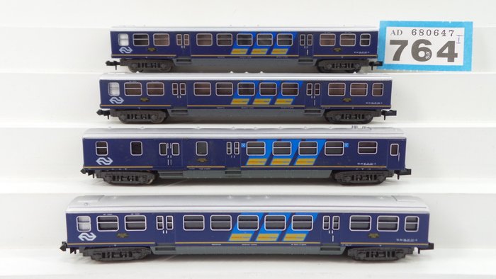 Minitrix N – 13121/13129 – Passagierswagen – 4 plan E rijtuigen met reclame banen en restauratie – NS