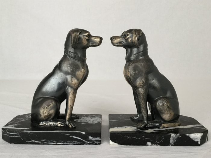 Art Déco bookends, representation av hundar Båda signerade ”JAMAR”. - patinerad zamac på marmorbaser
