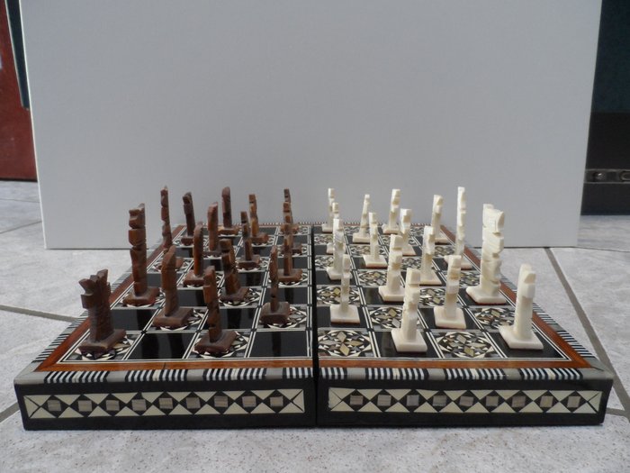Nydelig stort sjakksett med beinsjakkbrikker helt innlagt med perlemor (1) - tømmer; ben; Perlemor