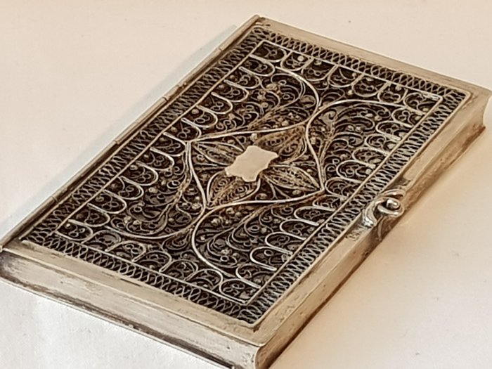 Antiek, 19e eeuws volledig zilveren Filigrain Balboekje. – .833 zilver – Europa – Tweede helft 19e eeuw
